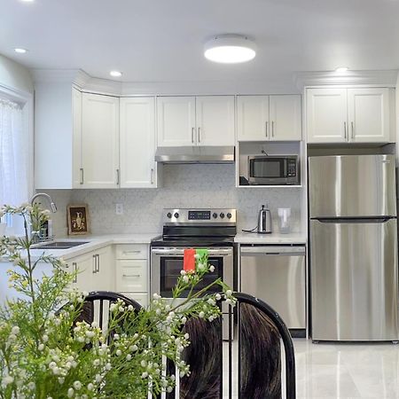 شقة Newly-Renovated 3Br House, 12 Minutes To Airport تورونتو المظهر الخارجي الصورة