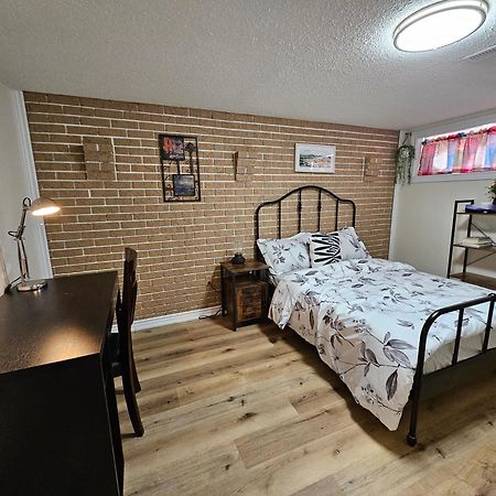 شقة Newly-Renovated 3Br House, 12 Minutes To Airport تورونتو المظهر الخارجي الصورة