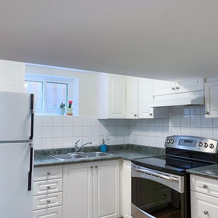 شقة Newly-Renovated 3Br House, 12 Minutes To Airport تورونتو المظهر الخارجي الصورة