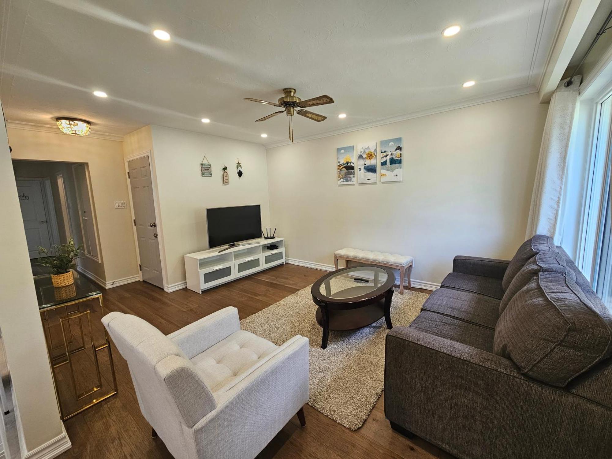 شقة Newly-Renovated 3Br House, 12 Minutes To Airport تورونتو المظهر الخارجي الصورة