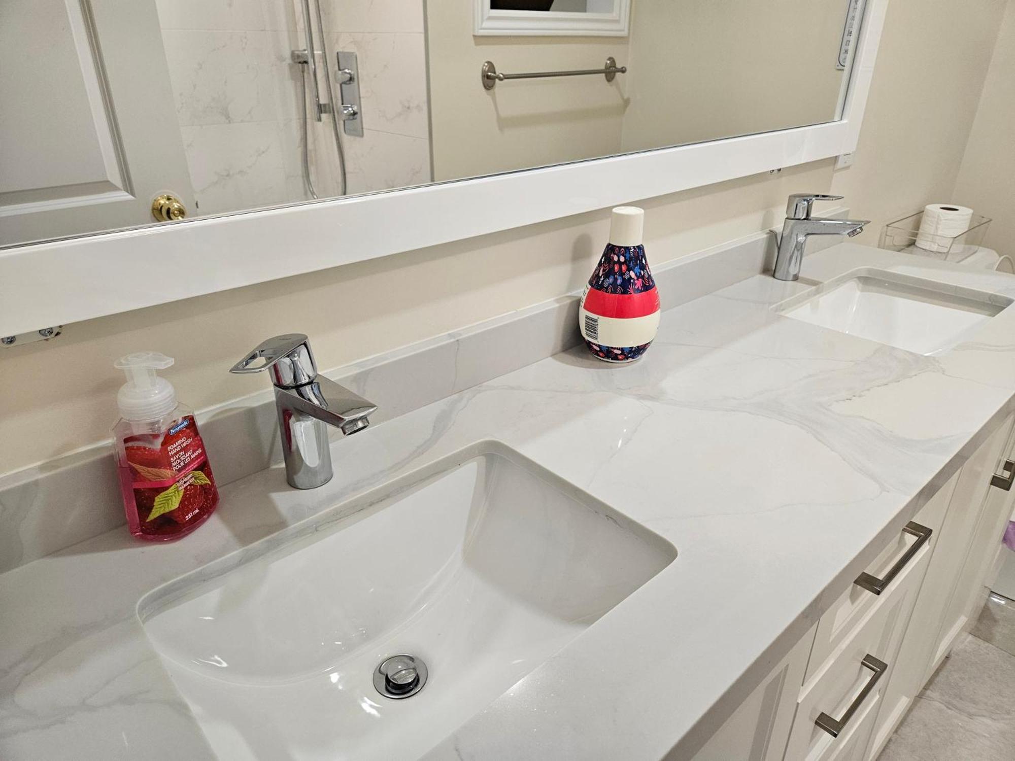 شقة Newly-Renovated 3Br House, 12 Minutes To Airport تورونتو المظهر الخارجي الصورة
