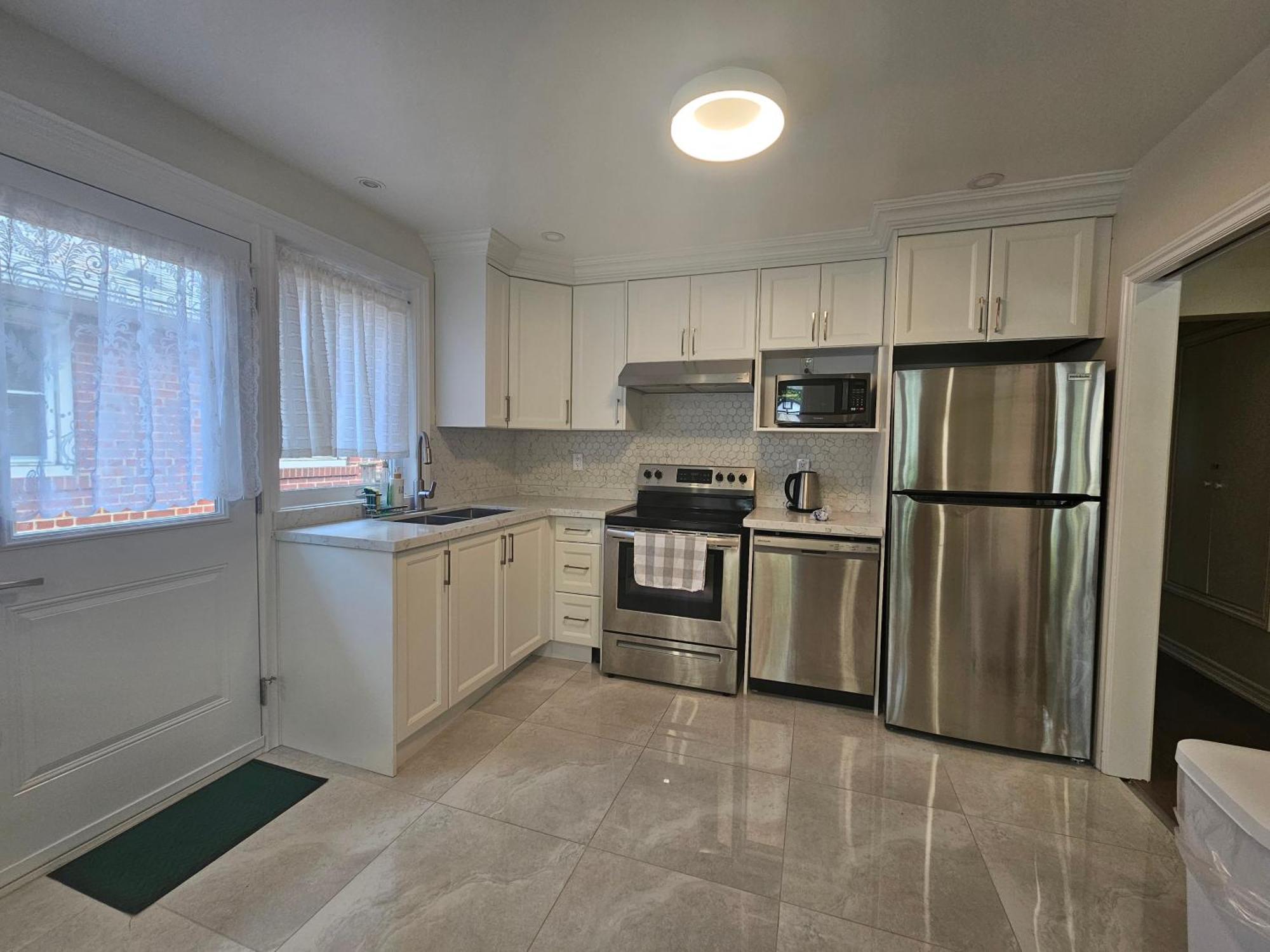 شقة Newly-Renovated 3Br House, 12 Minutes To Airport تورونتو المظهر الخارجي الصورة