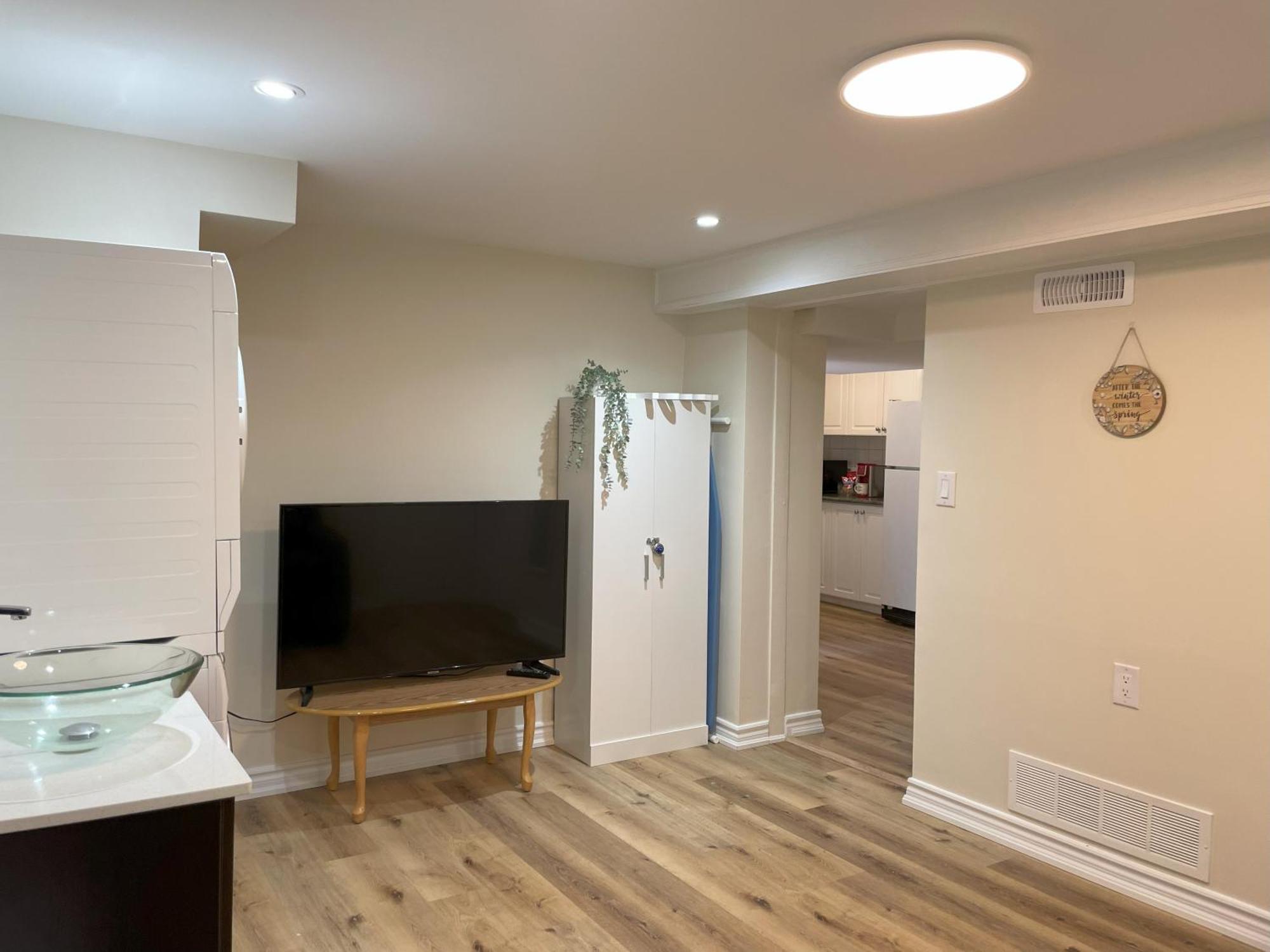 شقة Newly-Renovated 3Br House, 12 Minutes To Airport تورونتو المظهر الخارجي الصورة