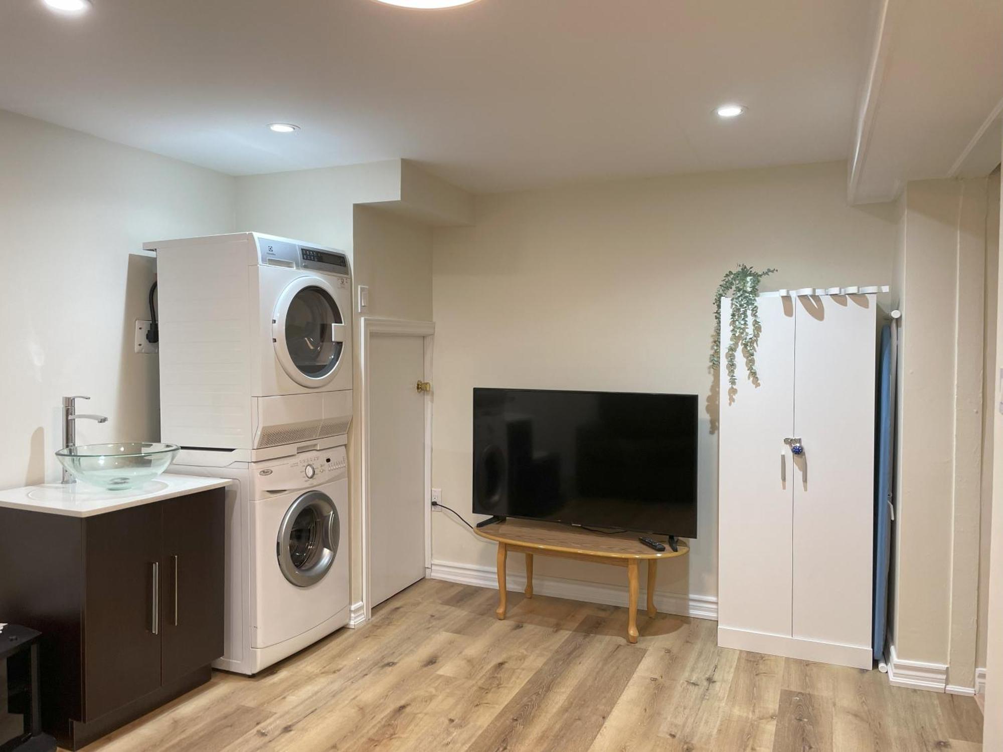 شقة Newly-Renovated 3Br House, 12 Minutes To Airport تورونتو المظهر الخارجي الصورة