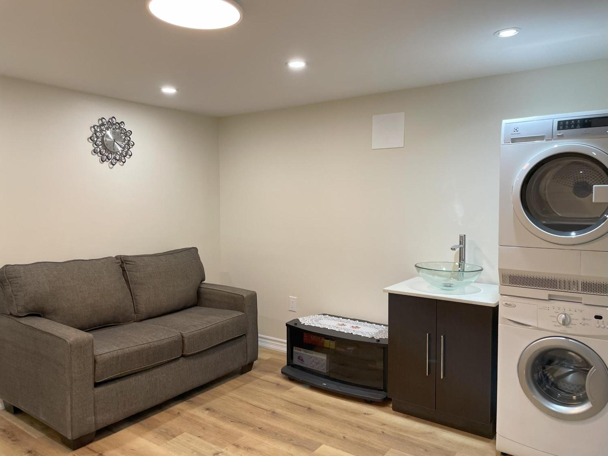 شقة Newly-Renovated 3Br House, 12 Minutes To Airport تورونتو المظهر الخارجي الصورة