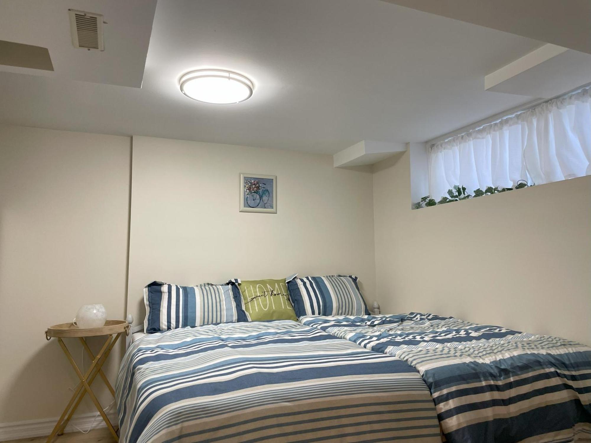 شقة Newly-Renovated 3Br House, 12 Minutes To Airport تورونتو المظهر الخارجي الصورة