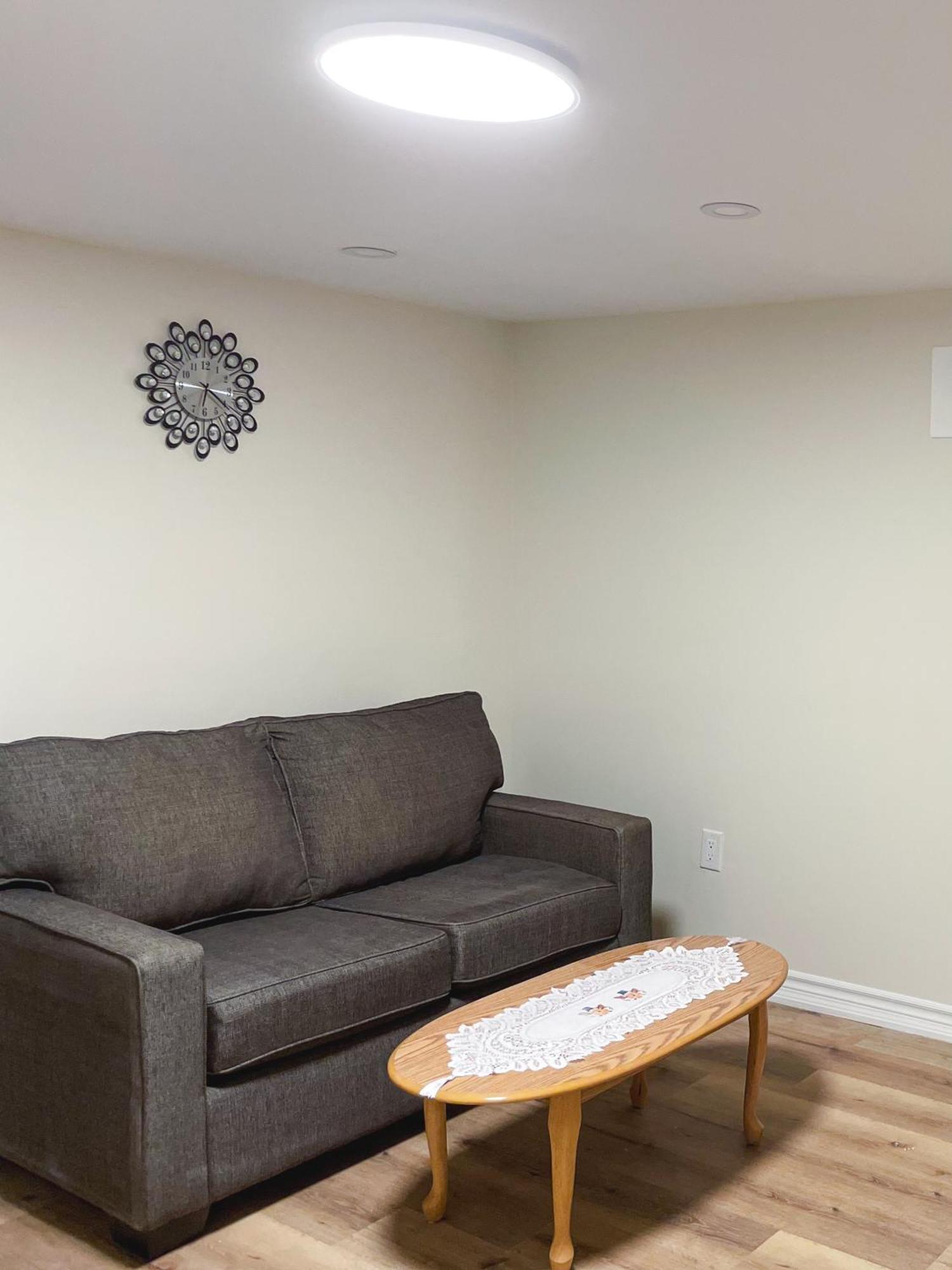 شقة Newly-Renovated 3Br House, 12 Minutes To Airport تورونتو المظهر الخارجي الصورة